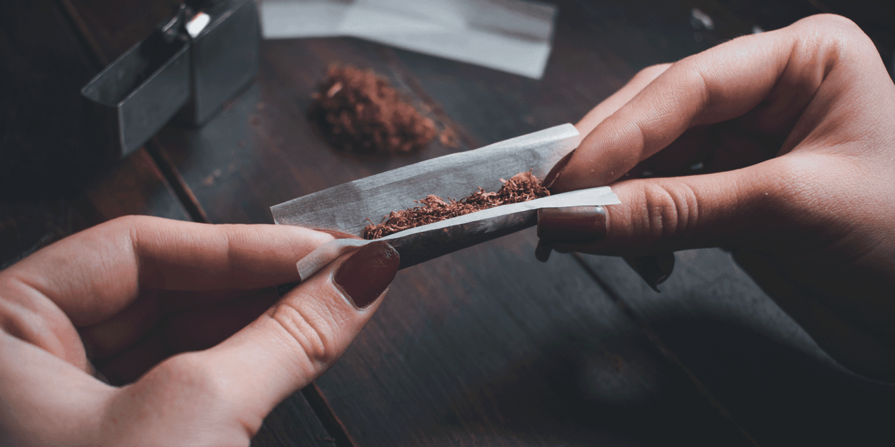 How to choose your ideal cannabis strain
Girl with red nails makes a joint