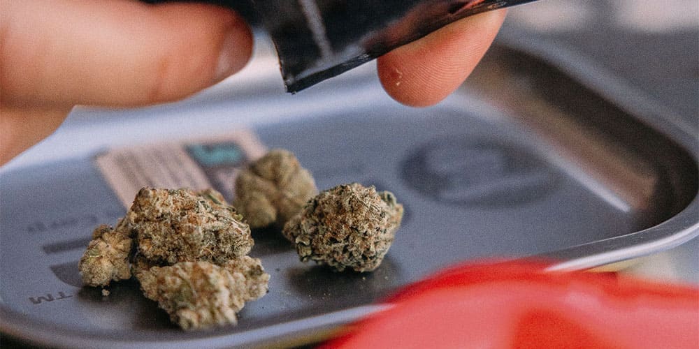 Vaping or Smoking THC: 5 Factors to Help You Choose the Right Method