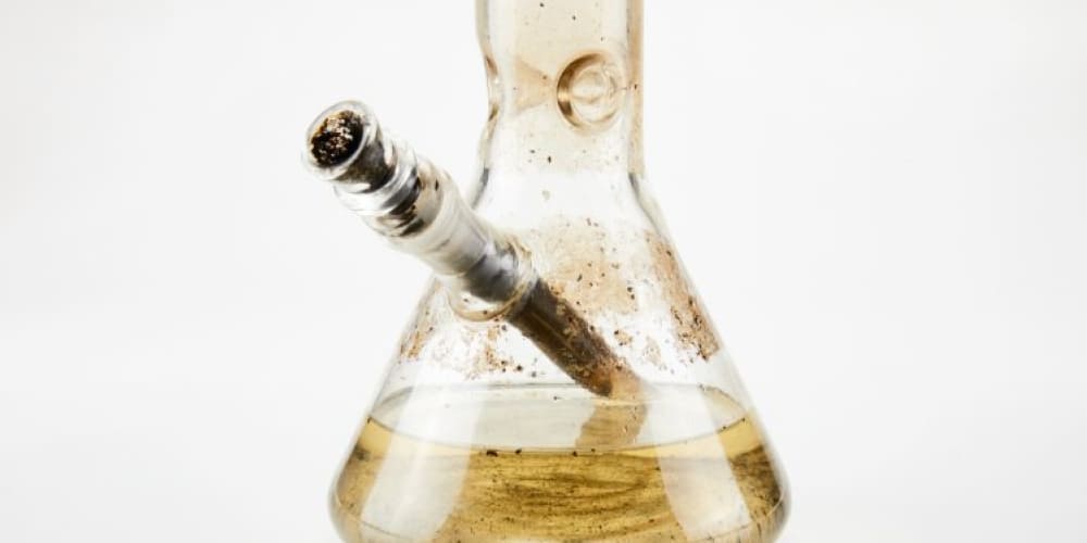 Best 10 Methods How to Clean a Bong Bong filled with stale water and visible residue